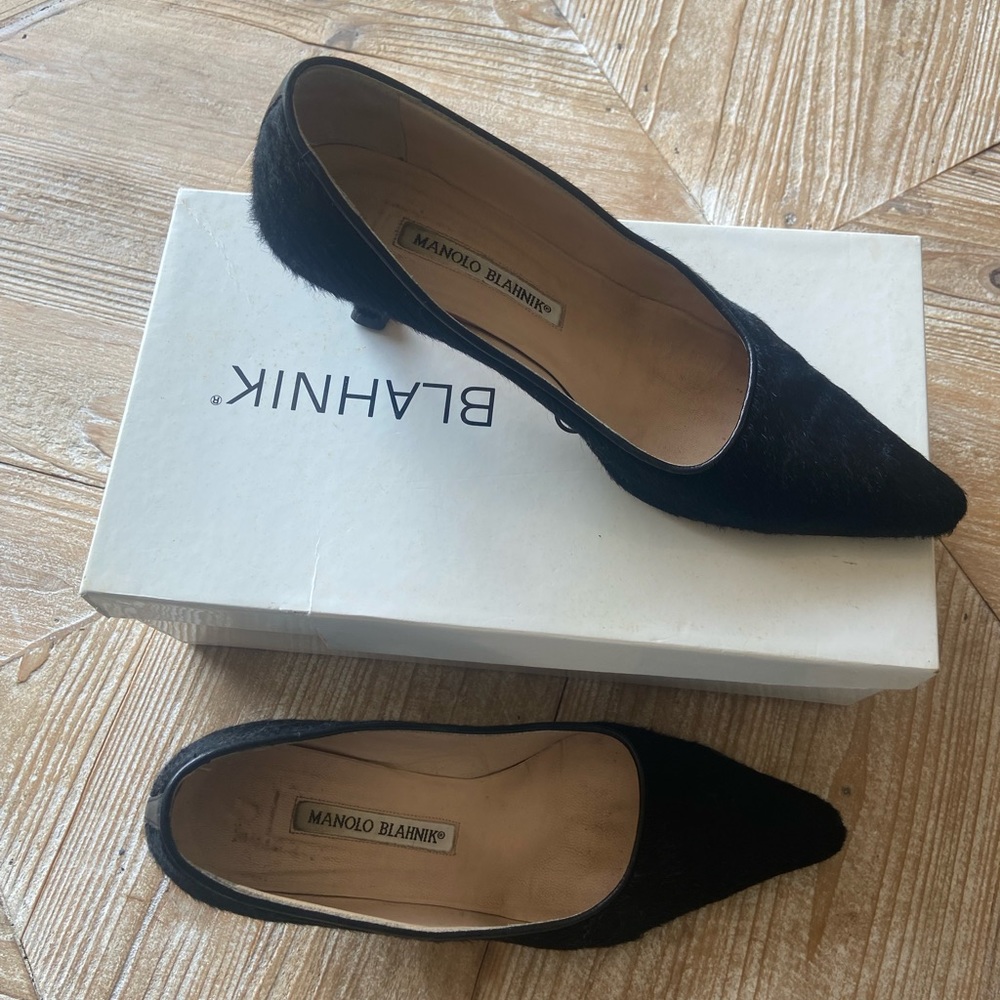 Beautiful rare find in amazing condition. Black Pony calf hair heels